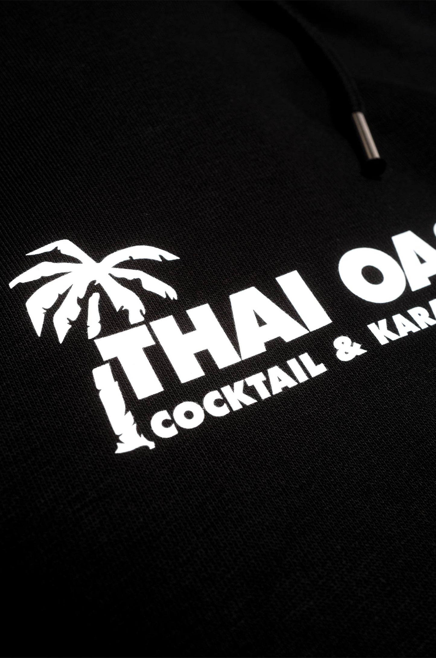 Detail vom Logo Print auf schwarzem Thai Oase Star Hoodie