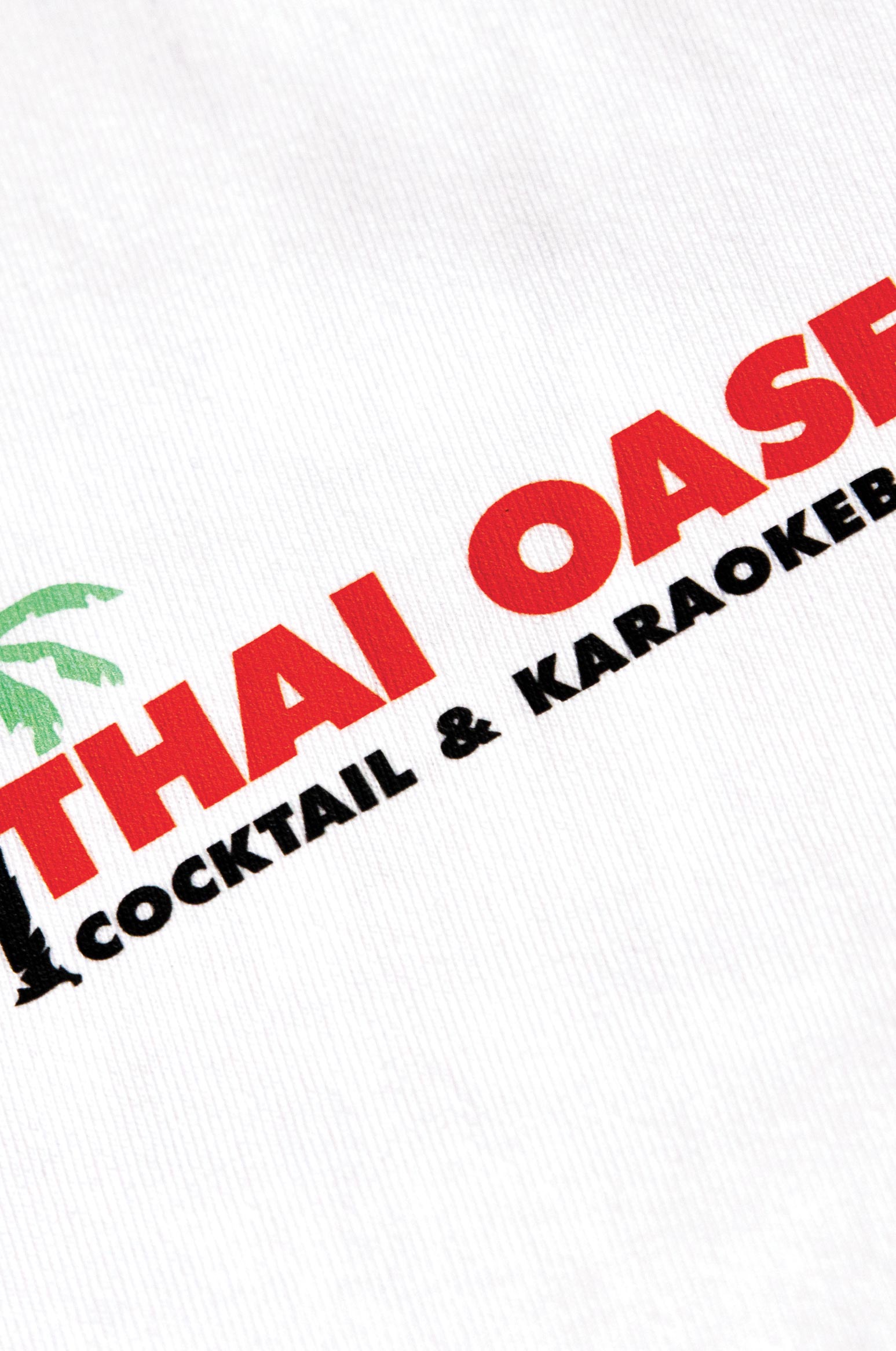 Detailbild von Thai Oase Logo auf weißem Shirt