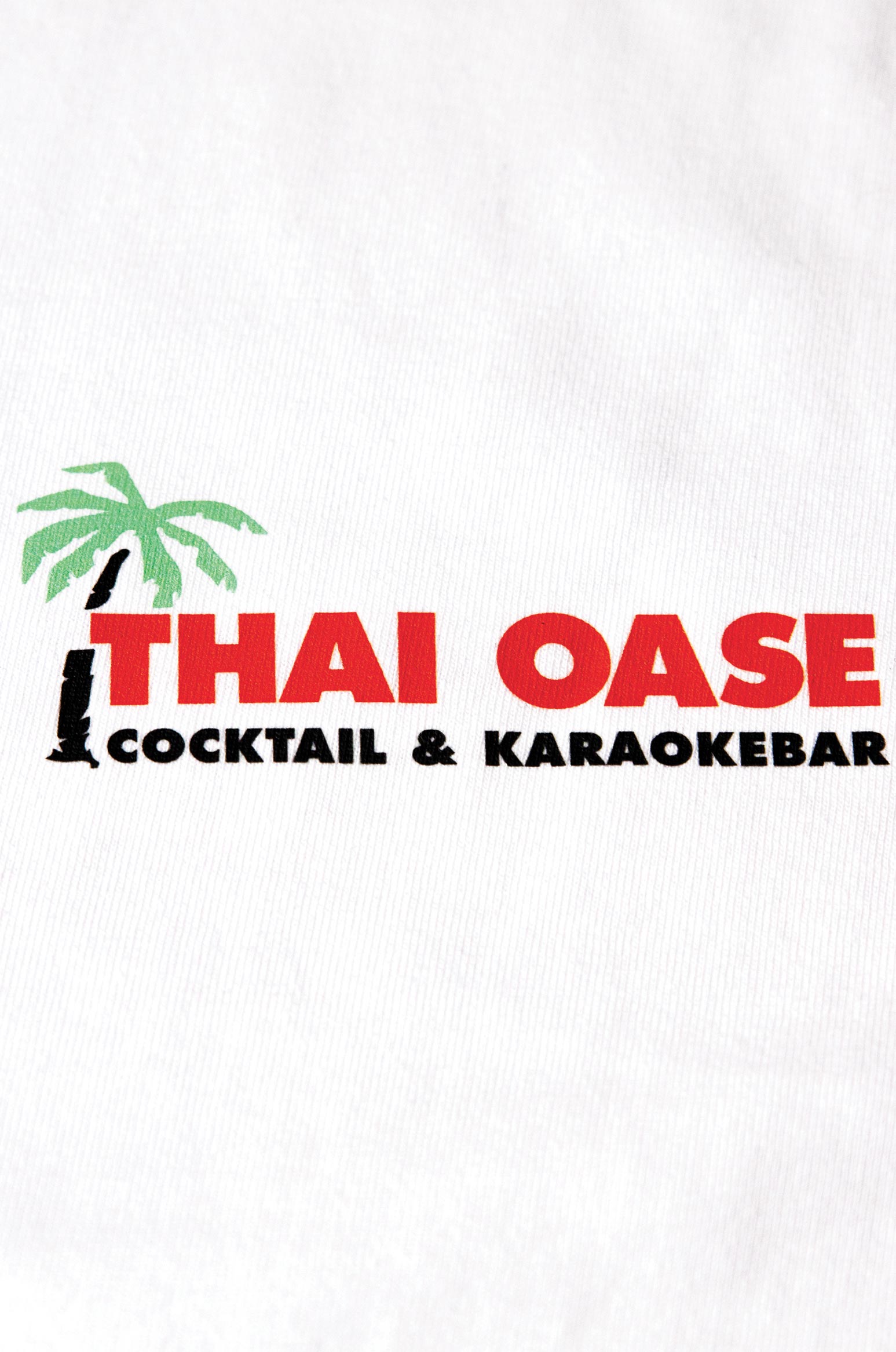 Thai Oase Logo in Detialaufnahme auf dem Heavy Premium Shirt