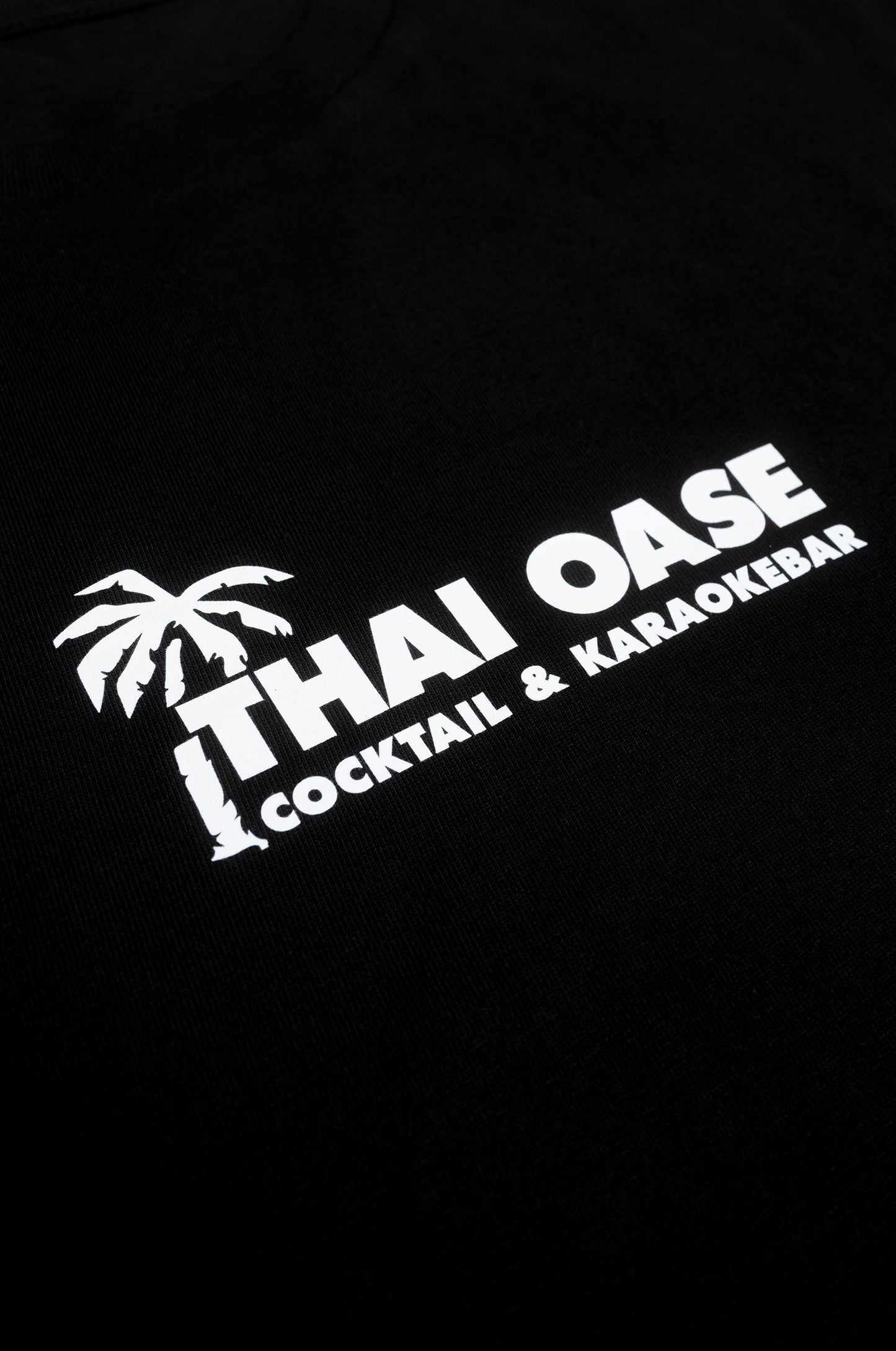 Logo Print Detail Thai Oase Karaoke Bar in Schwarz und Weiß